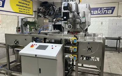 <strong>Gıda üretim makineleri</strong> ifadesi, gıda endüstrisinde çeşitli ürünlerin üretimini, işlenmesini, paketlenmesini ve taşınmasını sağlayan makineleri kapsar. Bu makineler, küçük ölçekli atölyelerden büyük sanayi tesislerine kadar farklı ölçekte kullanılabilir.<br /><br />Şekerleme ve Çikolata Üretim Makineleri, Şeker pişirme kazanlar, Temperleme makineleri (çikolata için), Kaplama makineleri, Tabletleme makineleri, Ambalaj makineleri<br /><br /><strong>Satın Alma veya Kurulum Öncesi Dikkat Edilmesi Gerekenler</strong><br /><br />Ürün kapasitesi ve üretim hacmi Hijyen standartlarına uygunluk (HACCP, ISO 22000) Enerji verimliliği Kolay temizlik ve bakım Yedek parça ve teknik servis desteği Yerli mi, ithal mi? (Yedek parça tedariği ve maliyet önemlidir)<br /> 